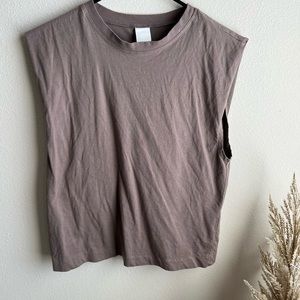 Sleeveless T-shirt